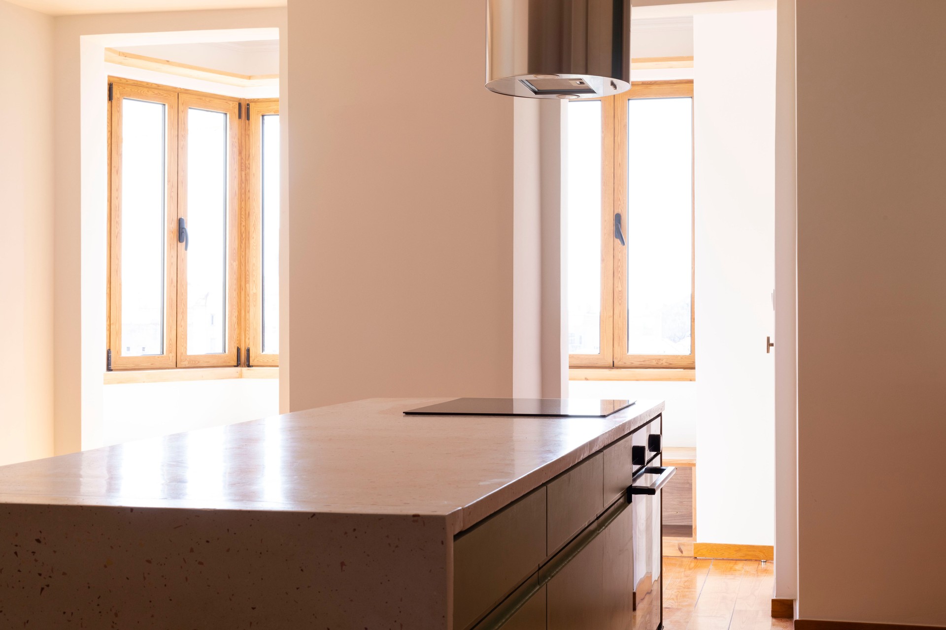 Interiores de uma casa moderna, a cozinha